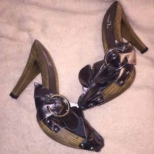 Metallic heels size 5 Type Z brand NEW